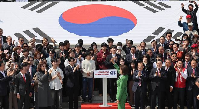 국민의힘 나경원 의원이 11일 서울 여의도 국회 본청 앞 계단에서 대선 출마 선언을 하기 앞서 지지자들을 향해 인사하고 있다. /연합뉴스