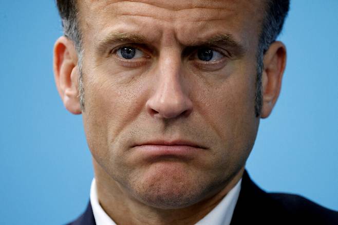 지난 8일(현지시각) 이집트를 방문해 가자지구 접경 근처의 병원으 찾은 에마뉘엘 마크롱 프랑스 대통령. 로이터 연합뉴스