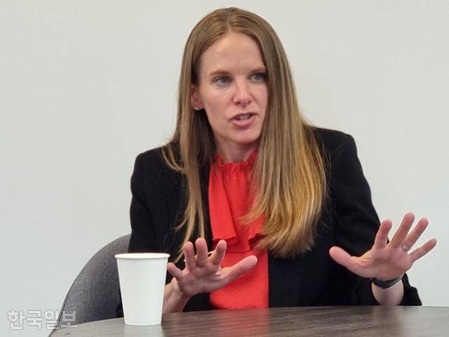 케이트 칼루트케비치 맥라티어소시에이츠 통상 총괄 전무이사가 10일 미국 워싱턴에서 한국 특파원들과 인터뷰를 하고 있다. 워싱턴=권경성 특파원