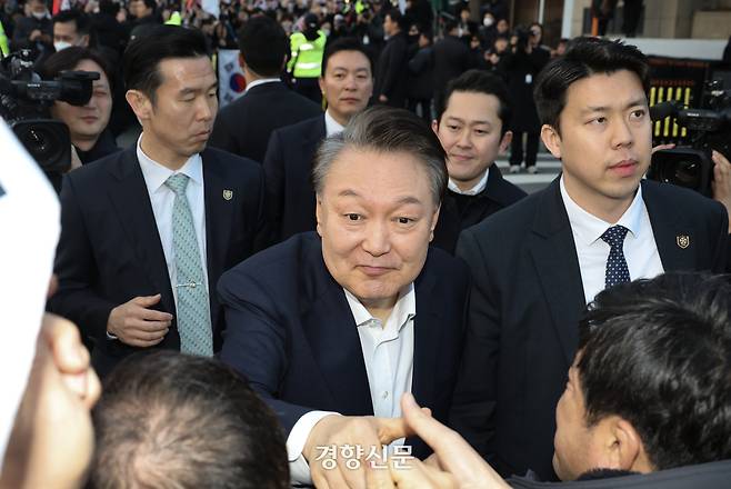 지난달 8일 석방된 윤석열 전 대통령이 서울 용산구 한남동의 대통령 관저 인근에 도착해 경호 차량에서 내려 지지자들과 인사하고 있다. 이준헌 기자