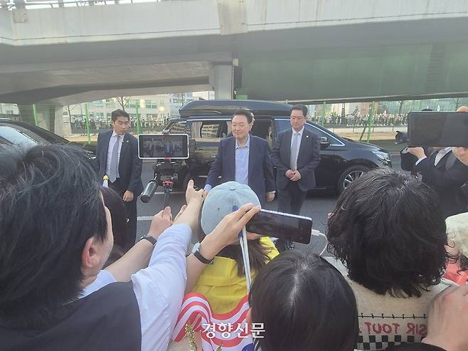 윤석열 전 대통령이 11일 한남동 관저를 퇴거하며 지지자들에게 인사하기 위해 차에서 내렸다. 이예슬 기자