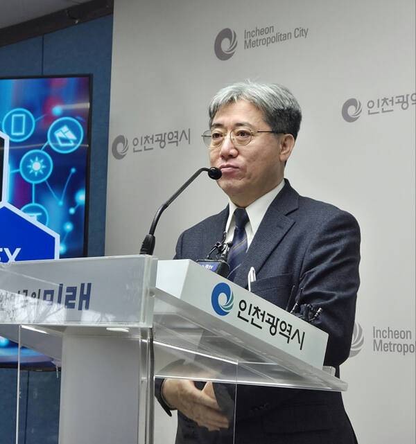 이남주 시 미래산업국장이 10일 인천시청 브리핑룸에서 기자간담회를 열고 미래산업국 현안설명을 하고 있다. 박귀빈기자