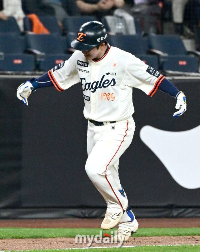 2025년 4월 11일 오후 대전 한화생명 볼파크에서 진행된 '2025 신한 SOL뱅크 KBO 리그' 키움 히어로즈와 한화 이글스의 경기. 한화 문현빈이 7회말 플로리얼에 이어 백투백 홈런을 친 뒤 기뻐하고 있다./대전 = 유진형 기자