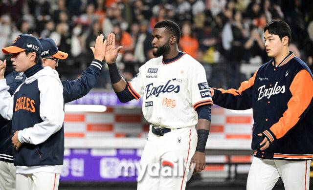 2025년 4월 11일 오후 대전 한화생명 볼파크에서 진행된 '2025 신한 SOL뱅크 KBO 리그' 키움 히어로즈와 한화 이글스의 경기. 한화 플로리얼이 12-2로 승리한 뒤 기뻐하고 있다./대전 = 유진형 기자