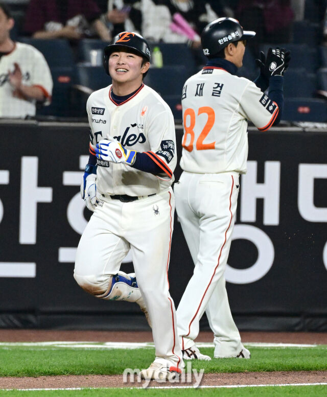 2025년 4월 11일 오후 대전 한화생명 볼파크에서 진행된 '2025 신한 SOL뱅크 KBO 리그' 키움 히어로즈와 한화 이글스의 경기. 한화 문현빈이 7회말 플로리얼에 이어 백투백 홈런을 친 뒤 기뻐하고 있다./대전 = 유진형 기자