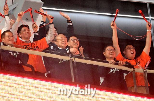 2025년 4월 11일 오후 대전 한화생명 볼파크에서 진행된 '2025 신한 SOL뱅크 KBO 리그' 키움 히어로즈와 한화 이글스의 경기. 한화 김승연 회장이 응원하고 있다./대전 = 유진형 기자