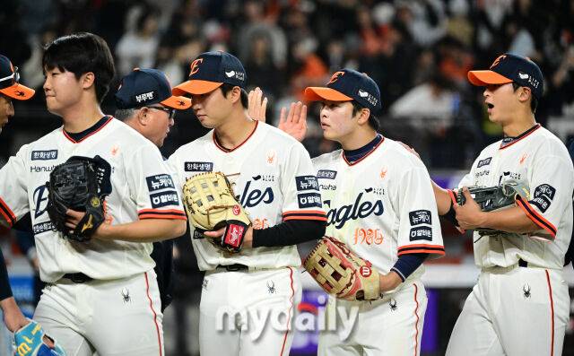 2025년 4월 11일 오후 대전 한화생명 볼파크에서 진행된 '2025 신한 SOL뱅크 KBO 리그' 키움 히어로즈와 한화 이글스의 경기. 한화가 12-2로 승리한 뒤 기뻐하고 있다./대전 = 유진형 기자