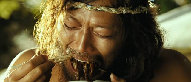 영화 ‘김씨 표류기’의 주인공 김씨가 수개월 고군분투 끝에 만들어낸 짜장면을 먹으며 눈물을 흘리고 있다.