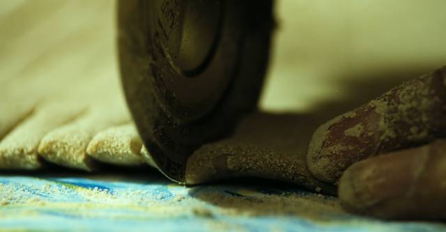 옥수수 반죽을 통조림 뚜껑으로 잘라 면을 만드는 장면.