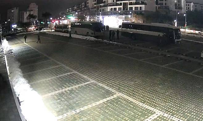 지난해 12월4일 국립농업박물관 주차장 CCTV에 찍힌 버스에서 내려 대기하고 있는 계엄군들의 모습. 국민의힘 장동혁 의원실 제공