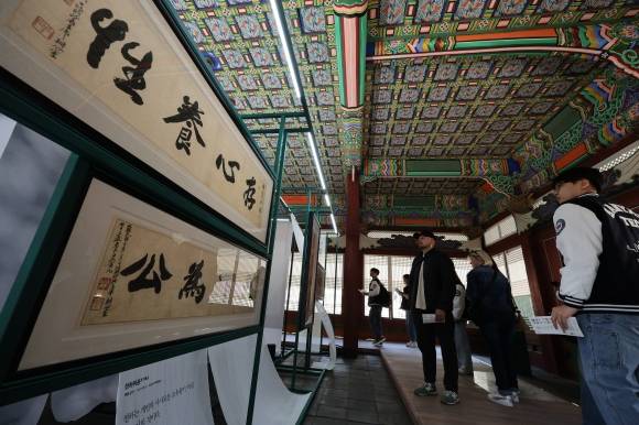 8일 서울 덕수궁 덕홍전에서 열린 ‘유묵(遺墨), 별이 되어 빛나다. 두 번째 빛’ 전시회에서 관람객들이 조국 독립운동의 거목이 남김 친필 붓글씨를 살펴보고 있다. 이번 전시에서는 광복 80주년을 기념해 스타벅스가 2015년부터 국가유산청, 문화유산국민신탁에 기증한 백범 김구, 도산 안창호, 만해 한용운, 위창 오세창 등 독립운동가들의 친필 휘호 11점의 영인본(복사본)이 소개된다. 2025.4.8 뉴스1