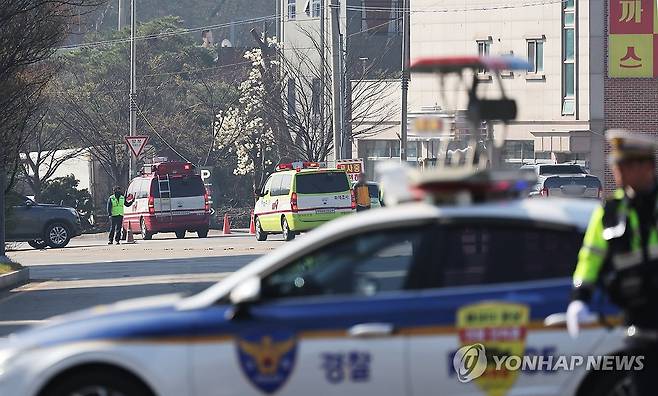 도로 통제하는 경찰 (광명=연합뉴스) 홍기원 기자 = 11일 붕괴 우려 신고가 접수된 경기도 광명시 일직동 신안산선 환기구 공사 현장에서 경찰이 주변 도로를 통제하고 있다. 2025.4.11 xanadu@yna.co.kr