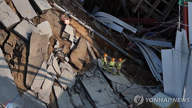 광명 신안산선 공사장 지하 붕괴사고 수색작업 (광명=연합뉴스) 홍기원 기자 = 11일 경기도 광명시 일직동 신안산선 공사 현장에서 붕괴 사고가 발생했다. 경기 광명경찰서 등에 따르면 이날 오후 3시 17분께 광명 양지사거리 부근 신안산선 제5-2공구 현장에서 붕괴 사고가 발생했다. 구조대원들이 사고현장을 살펴보며 수색작업을 하고 있다. 2025.4.11 xanadu@yna.co.kr