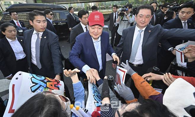 윤석열 전 대통령이 11일 서울 용산구 한남동 관저에서 나와 서초동 사저로 향하기 전 지지자들과 인사하고 있다 (사진=공동취재)