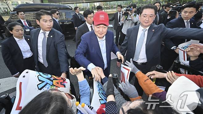 윤석열 전 대통령이 11일 오후 서울 용산구 한남동 관저 정문에서 퇴거하며 지지자들에게 인사하고 있다. (공동취재) 2025.4.11/뉴스1 ⓒ News1 김성진 기자
