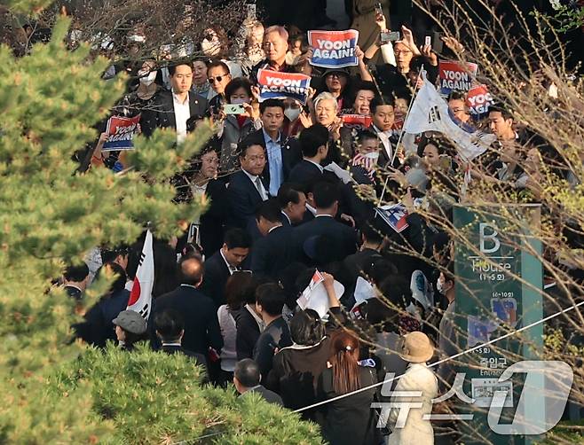 윤석열 전 대통령과 김건희 여사가 11일 오후 서울 서초구 서초동 자택 앞에서 지지자들과 인사를 나누고 있다. (공동취재) 2025.4.11/뉴스1 ⓒ News1 박세연 기자