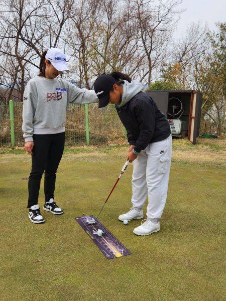 최혜용이 남서울 제1연습장 그린에서 퍼팅 레슨을 하고 있다. 노우래 기자
