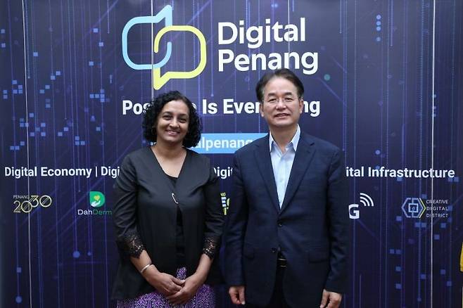 이동환 고양특례시장이 지난 11일 디지털 페낭(Digital Penang) 운영 이사 삿남 코어(Satnam Kaur)와 기념촬영을 하고 있다. 고양특례시 제공