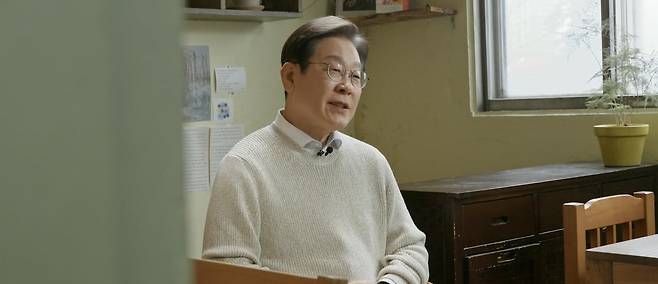 이재명 전 민주당 대표가 지난 10일 공개한 '대선 출마 선언 영상'의 인터뷰 장면. 이 전 대표는 서울 용산의 한 건물 2층에서 인터뷰 영상을 촬영했다./이재명 전 대표 출마 선언 영상 캡처
