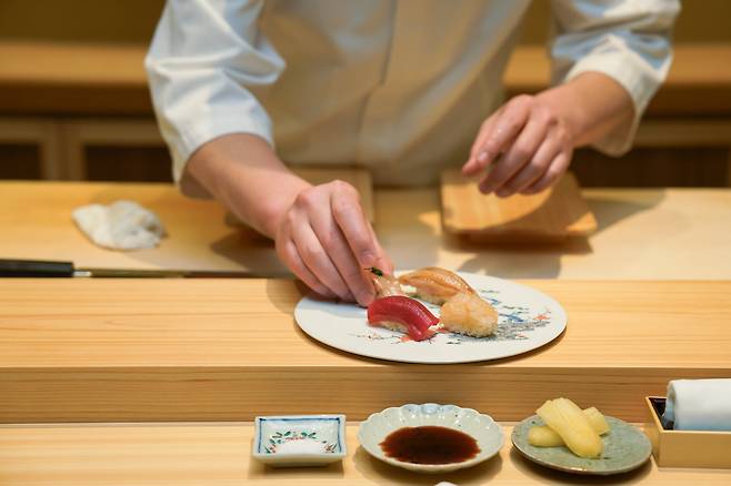 타마루 미츠히로가 초밥을 쥐고 있는 모습. /그랜드 인터컨티넨탈 서울 파르나스