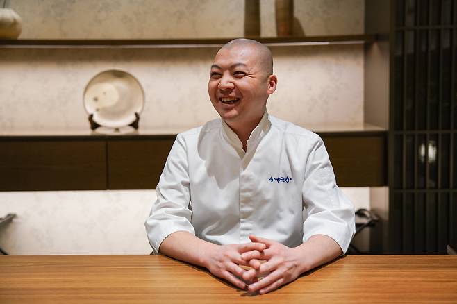 타마루 미츠히로 셰프가 조선비즈와 인터뷰를 갖고 있는 모습. /그랜드 인터컨티넨탈 서울 파르나스
