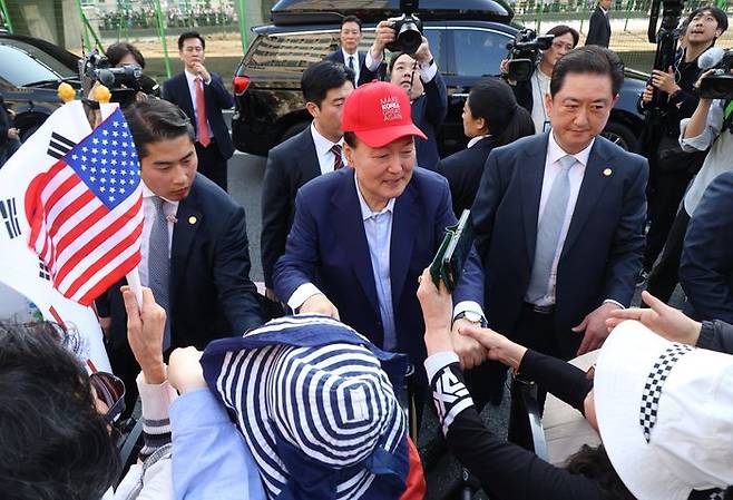 관저를 퇴거한 윤석열 전 대통령이 11일 오후 서울 한남동 관저 앞에서 지지자들에게 인사하고 있다. ⓒ데일리안 방규현 기자