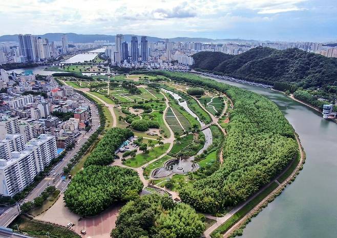법률로 국가정원을 지정하고 예산까지 배정할 정도로 정원 열풍이 거세다. 사진은 울산 태화강 국가정원. 울산광역시 제공