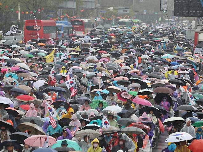 12일 서울 세종대로에서 자유통일당이 연 광화문 국민대회에서 참가자들이 탄핵 무효 등을 외치고 있다/사진=연합뉴스