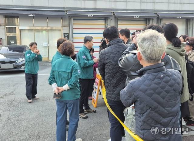 11일 오후 3시13분 광명시 일직동 신안산선 공사현장이 붕괴된 가운데 사고 현장 인근 주민들이 구체적 대책 마련을 촉구하고 있다. 김도균기자