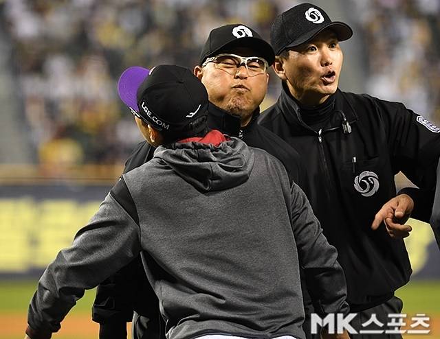 염경엽 감독이 이영재 1루심을 배치기로 밀고 있다. 사진(잠실 서울)=천정환 기자