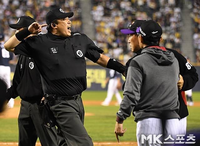 염경엽 감독이 퇴장 명령을 받고 있다. 사진(잠실 서울)=천정환 기자