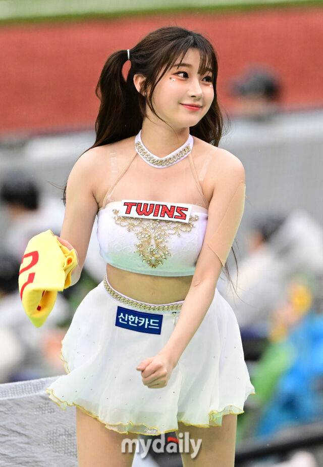 KIA에서 LG로 이적한 이주은 치어리더가 응원하고 있다 / 잠실 = 유진형 기자 zolong@mydaily.co.kr