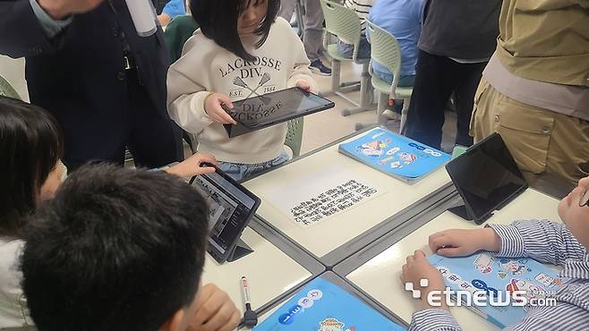 용계초 3학년 2반 학생들이 세자릿수 덧셈 문제를 직접 만드는 모둠활동을 한 후 태블릿PC를 이용해 반 친구들에게 공유하고 있다.