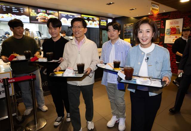 ▲ 대선 출마를 선언한 김문수 전 고용노동부 장관과 국민의힘 나경원 의원이 지난 12일 서울 동작구 중앙대학교 내 패스트푸드 음식점에서 청년 간담회를 열기 앞서 주문한 음식을 들고 자리로 향하고 있다. 연합뉴스