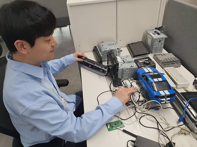 이동규 선임이 차량 검증 자동화 부품을 점검하고 있다. 성남=윤현주 기자