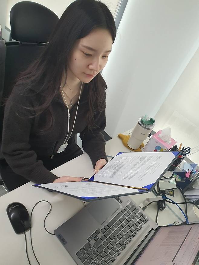 신현지 전임이 신기술 SW 상장패를 보고 있다. 성남=윤현주 기자