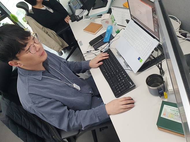 김건식 팀장이 차량 주행 성능 평가 자료를 보고 있다. 성남=윤현주 기자