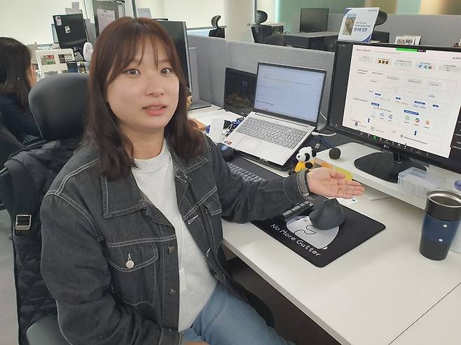 황규환 팀장이 사내 AI 시스템을 소개하고 있다. 성남=윤현주 기자