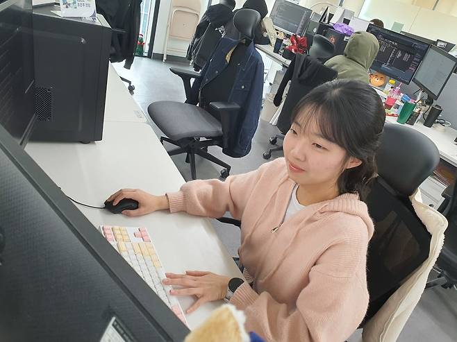 조은주 전임이 솔루션 개발 테스트를 하고 있다. 성남=윤현주 기자