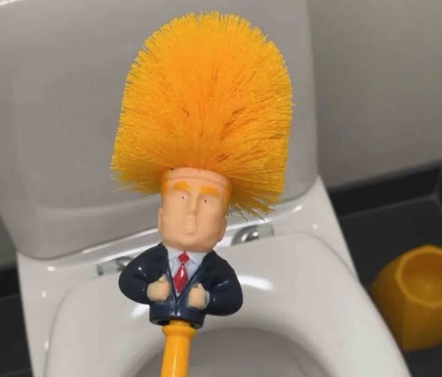 트럼프 변기솔 중국에서 인기리에 판매 중인 도널드 트럼프 미국 대통령 상반신 모양의 변기솔. 노란색 솔과 자루 사이에 정장 차림의 트럼프 대통령 상반신을 달았다. 샤오홍슈