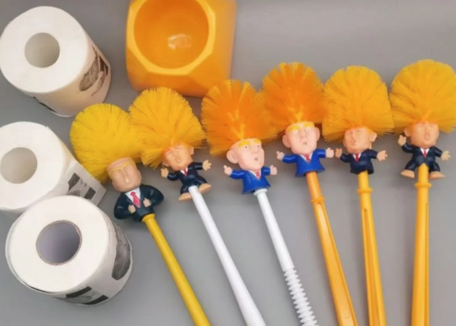 미국 소비재를 대량 생산하는 중국 저장성 이우에서 도널드 트럼프 미국 대통령의 헤어스타일을 풍자한 변기솔이 ‘이우의 반격’이란 이름으로 인터넷 쇼핑몰에 등장해 인기를 끌고 있다. 샤오홍슈