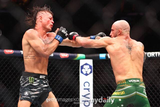 볼카노프스키(오른쪽) UFC 314에서 로페스의 안면에 펀치를 적중하고 있다. /게티이미지코리아