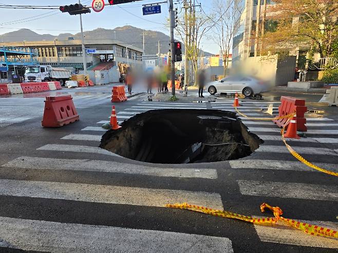 13일 부산 사상구에서 발생한 대형 싱크홀. 부산경찰청 제공