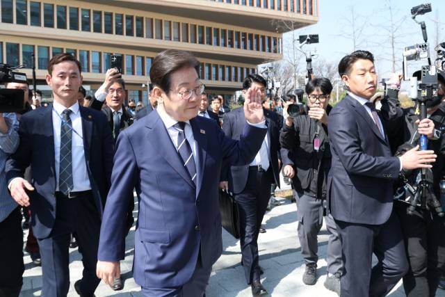 ▲더불어민주당 대선 경선에 출마한 이재명 예비후보가 11일 서울 여의도 국회 소통관에서 집권 청사진 등을 소개하는 '비전 선포식 및 캠프 일정 발표'를 마친 뒤 이동하고 있다. ⓒ연합뉴스