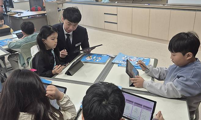 대구 용계초 3학년 교실에서 교사와 학생들이 AI 디지털교과서를 활용해 수학 수업을 하고 있다.