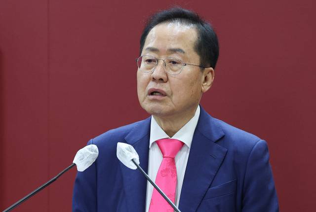 홍준표 전 대구시장이 지난 10일 대구시의회에서 퇴임 인사를 하고 있다. 연합뉴스