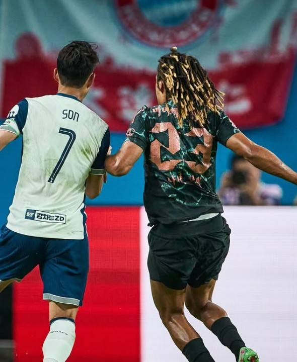 ▲ 한국 프리시즌 경기에서 손흥민과 경합하는 보이 ⓒ보이 SNS