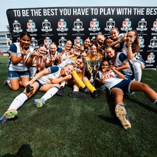 토트넘 홋스퍼 1군 팀만 긴 무관이 이어지고 있다. 아카데미 팀들은 같은 주말에 트로피를 2개나 들어올렸다. 토트넘