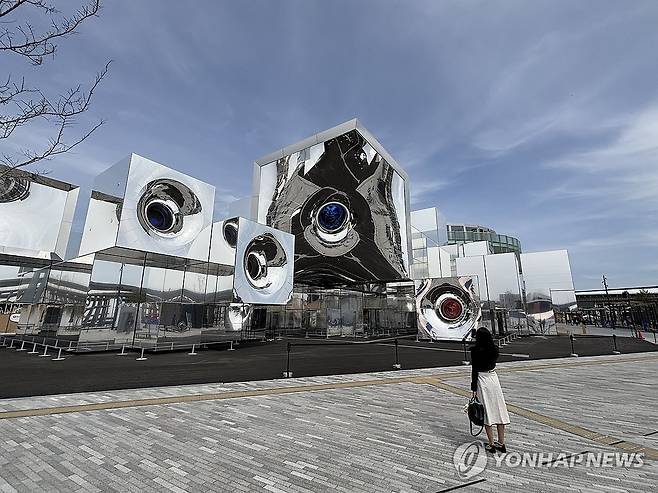 하루 앞으로 다가온 오사카엑스포 (오사카=연합뉴스) 박상현 특파원 = 일본 오사카·간사이 만국박람회(오사카 엑스포) 개막을 하루 앞두고 개회식이 열린 12일 관계자가 사진을 찍고 있다. 2025.4.12 psh59@yna.co.kr