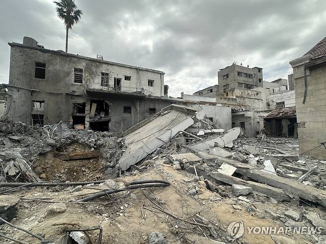 공습 당한 알아흘리 병원 (타스=연합뉴스) 13일(현지시간) 가자지구 북부의 알아흘리 병원이 이스라엘 공습에 파괴된 모습. 2025.4.13 photo@yna.co.kr